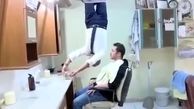 فیلمی جالب از یک این آرایشگر ترک که در حین کوتاه کردن موهای مشتریان خو مثل خفاش ها از سقف آویزان می ماند