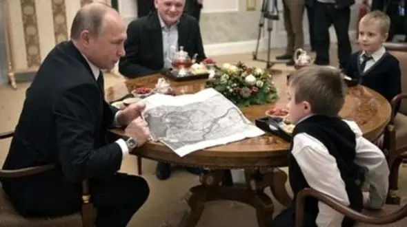 پوتین آرزوی کودک بیمار را برآورده کرد +تصاویر
