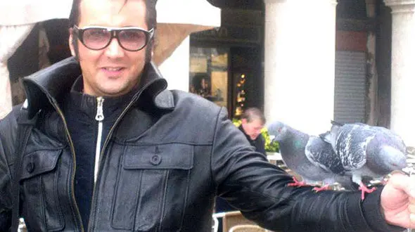 حسام نواب صفوی: پدرم خان بود و خانواده ام ثروتمندند /  برای پول بازیگر نشدم 