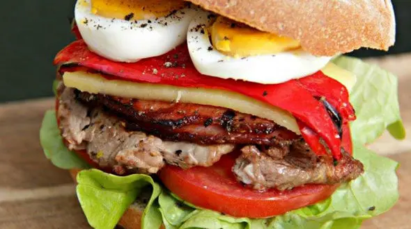  ساندویچ چیویتو یک غذای سنتی اروگوئه‌ای+دستور تهیه