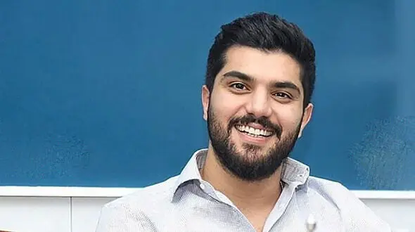 فیلم/دانشگاه رفتن سینا مهراد قبل از بازیگری/انصراف ندادم اخراج شدم مدیری غش کرد از خنده!!!