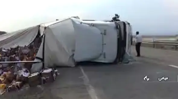 فیلم واژگونی تریلر حامل میوه در جاده میامی - سبزوار