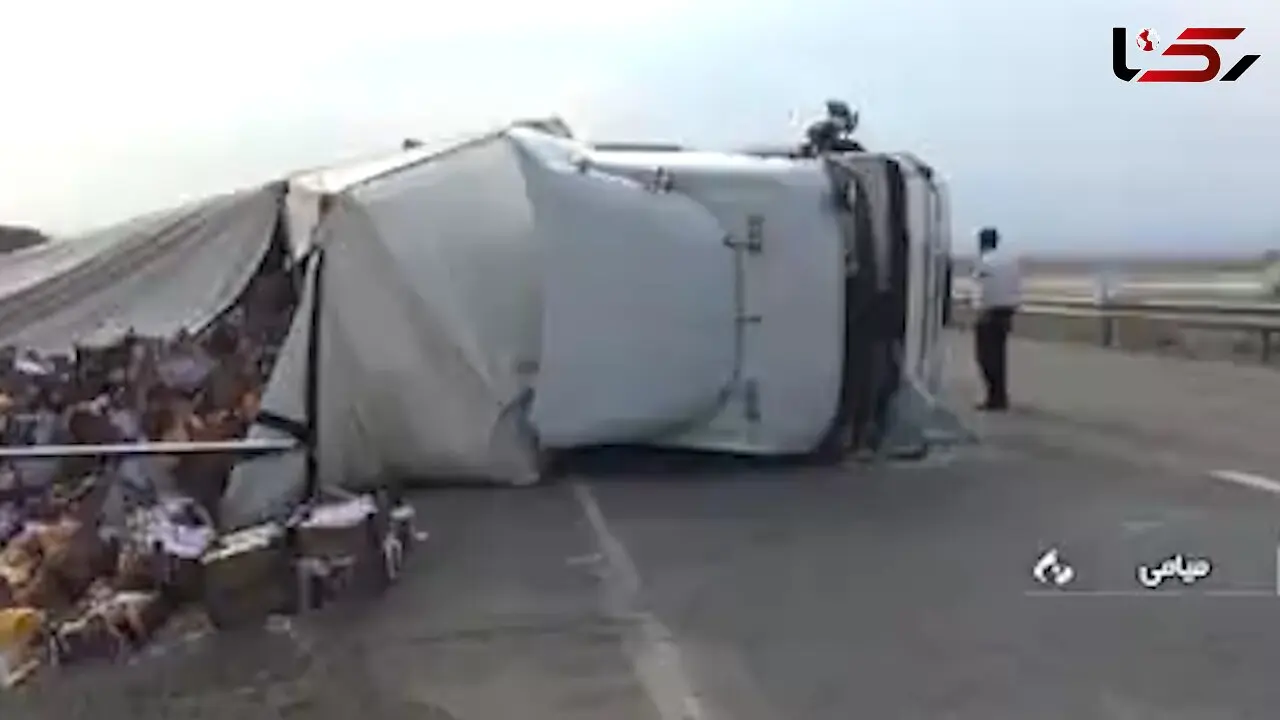 فیلم واژگونی تریلر حامل میوه در جاده میامی - سبزوار