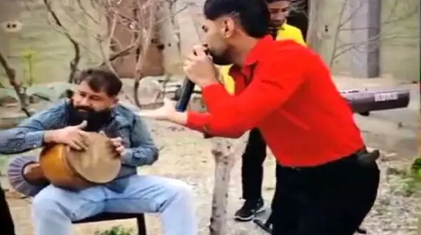 آواز شاد؛ این پسرا با آهنگای معروف طوری میرقصن که خواننده از خوندنش پشیمون میشه