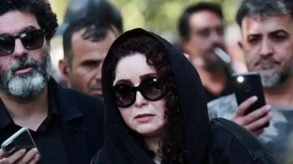 فیلم / حضور چشمگیر بازیگران در مراسم ختم مادر ژاله صامتی  / تیپ و استایل بیتا سحرخیز، ، گیتی قاسمی و.../ چهره تکیده خانم بازیگر خوش خنده ...