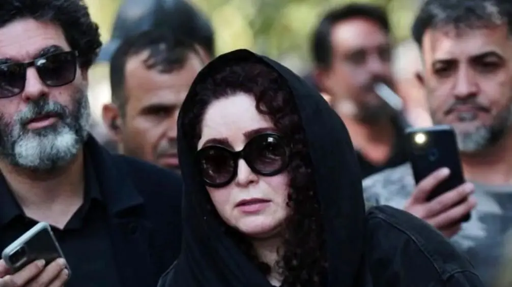 حضور چشمگیر بازیگران در مراسم ختم مادر ژاله صامتی / تیپ و استایل بیتا سحرخیز، ، گیتی قاسمی و.../ چهره تکیده خانم بازیگر خوش خنده ...