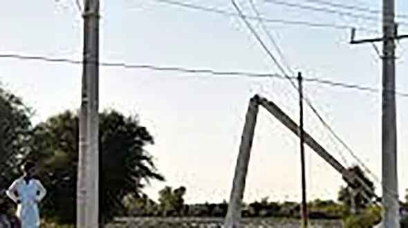 شلیک دزدان به ماموران اداره برق در اهواز / سقوط 2 پایه برق فشار قوی