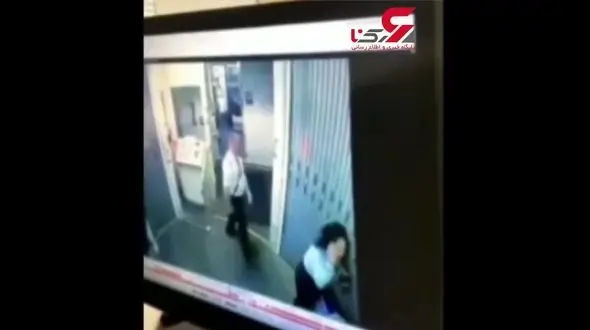 لحظه حمله وحشیانه خدمه هواپیما به زن جوان + فیلم 