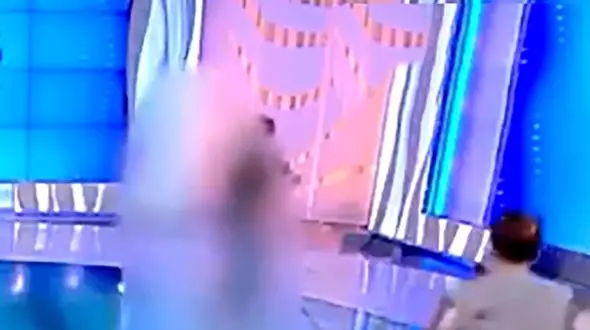  فیلم سیلی محکم دختر فارسی زبان به مجری برنامه زنده ! / رفتار دختر زننده بود