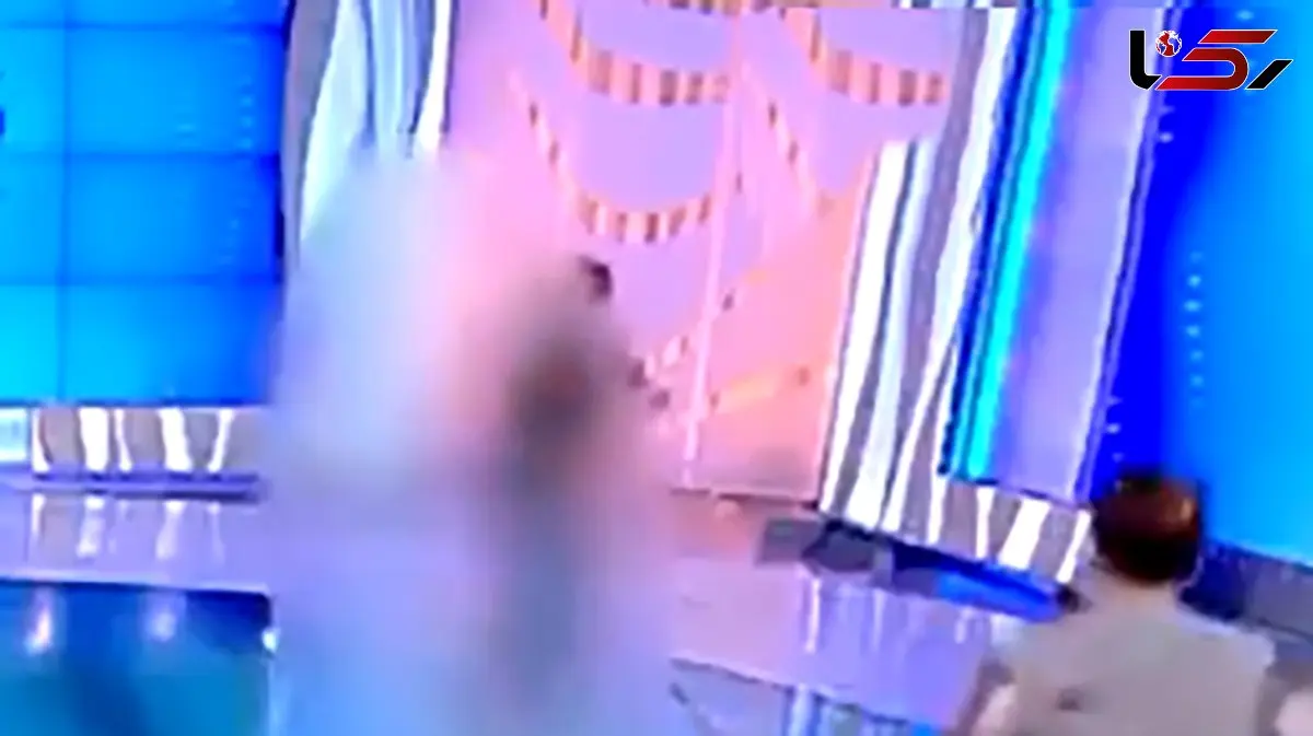 فیلم لحظه حمله زن بدون لباس به مجری تلویزیون در پخش زنده 