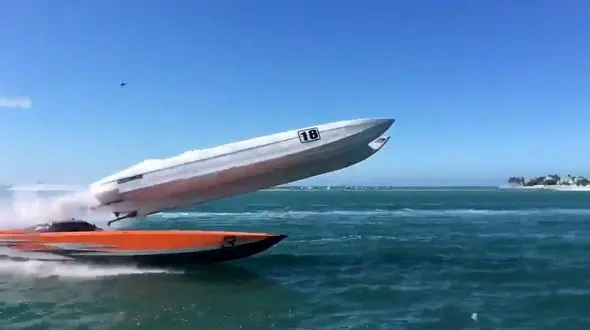 حادثه عجیب در مسابقه قایق‌های تندرو + فیلم