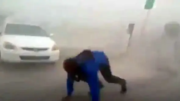 زورآزمایی خبرنگار و کارشناس هواشناسی آمریکایی با طوفان + فیلم