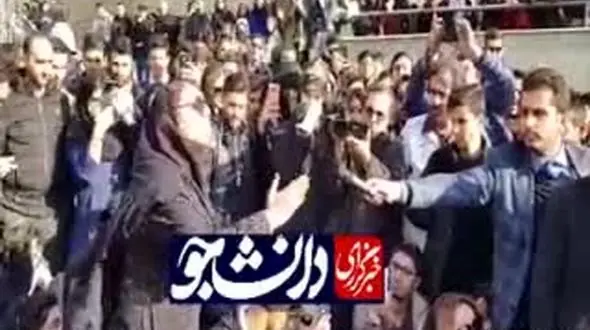 لحظاتی پس از جنجال امروز در دانشگاه علوم تحقیقات / دادستان در حلقه دانشجویان ! + فیلم 