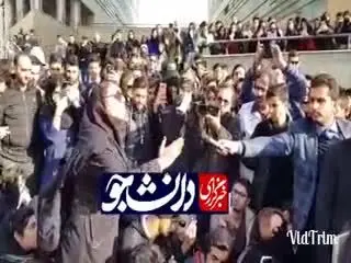 لحظاتی پس از جنجال امروز در دانشگاه علوم تحقیقات / دادستان در حلقه دانشجویان ! + فیلم 