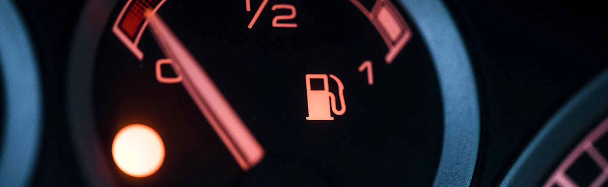 با چراغ بنزین روشن چند کیلومتر می توان رانندگی کرد؟ / فیلم