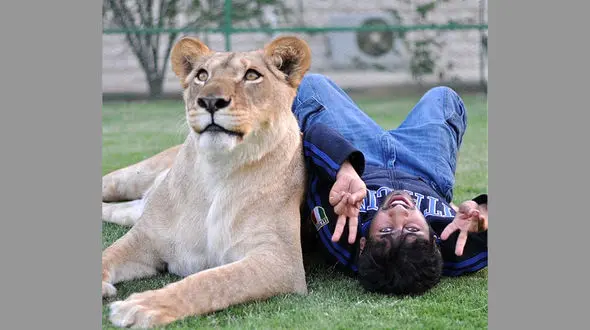 زندگی جوان اماراتی با درنده ترین حیوانات جنگل +عکس های جالب 