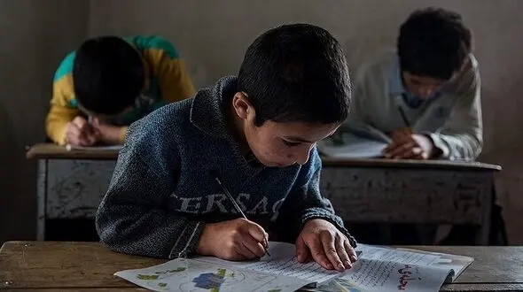 مدرسه ای با ۱۶۴ دانش آموز دختر و پسر، بدون هیچ امکاناتی / بچه ها در زنگ تفریح کمی نان خالی می خورند! + فیلم