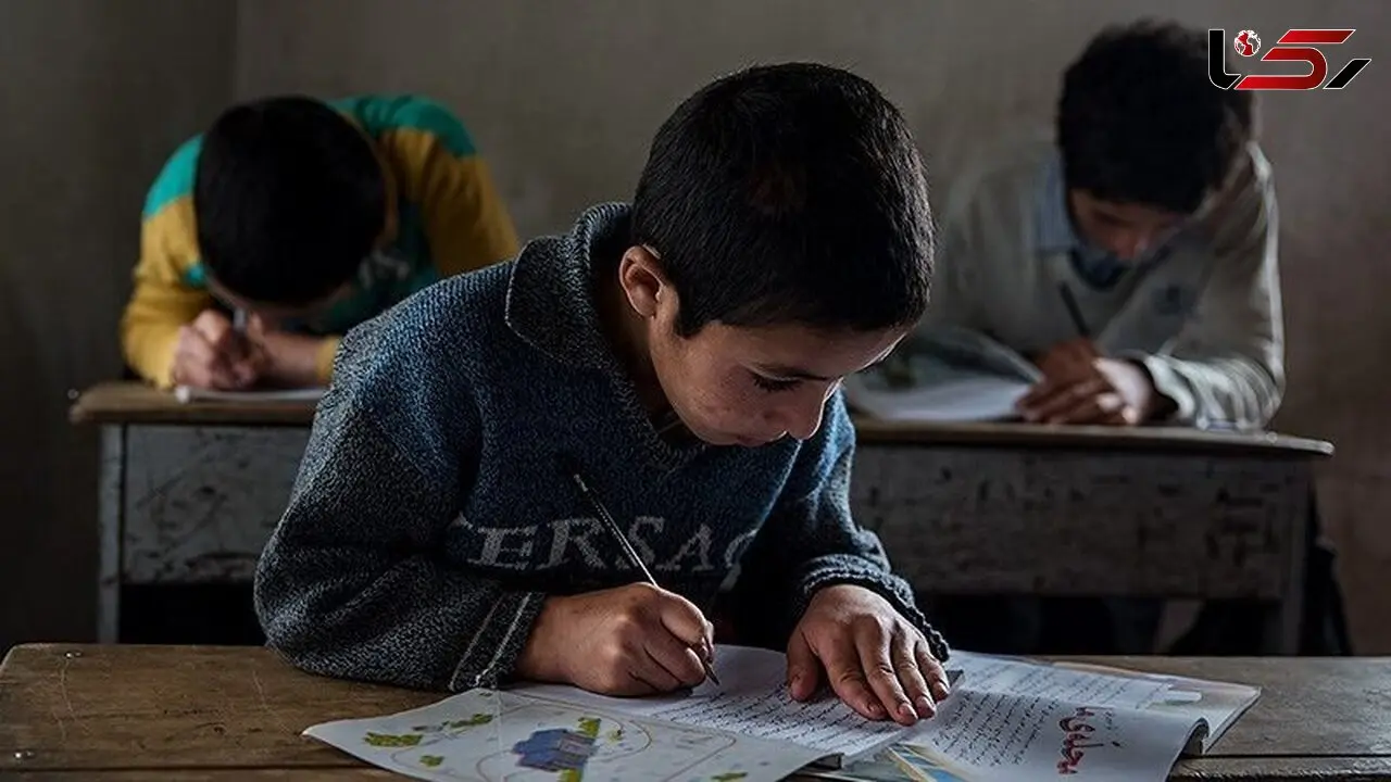 مدرسه ای با ۱۶۴ دانش آموز دختر و پسر، بدون هیچ امکاناتی / بچه ها در زنگ تفریح کمی نان خالی می خورند! + فیلم