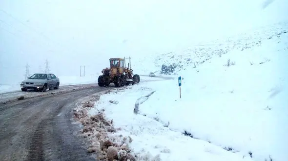 بارش برف در 3 استان کشور/کولاک و یخبندان در محور شاهین دژ-سردشت