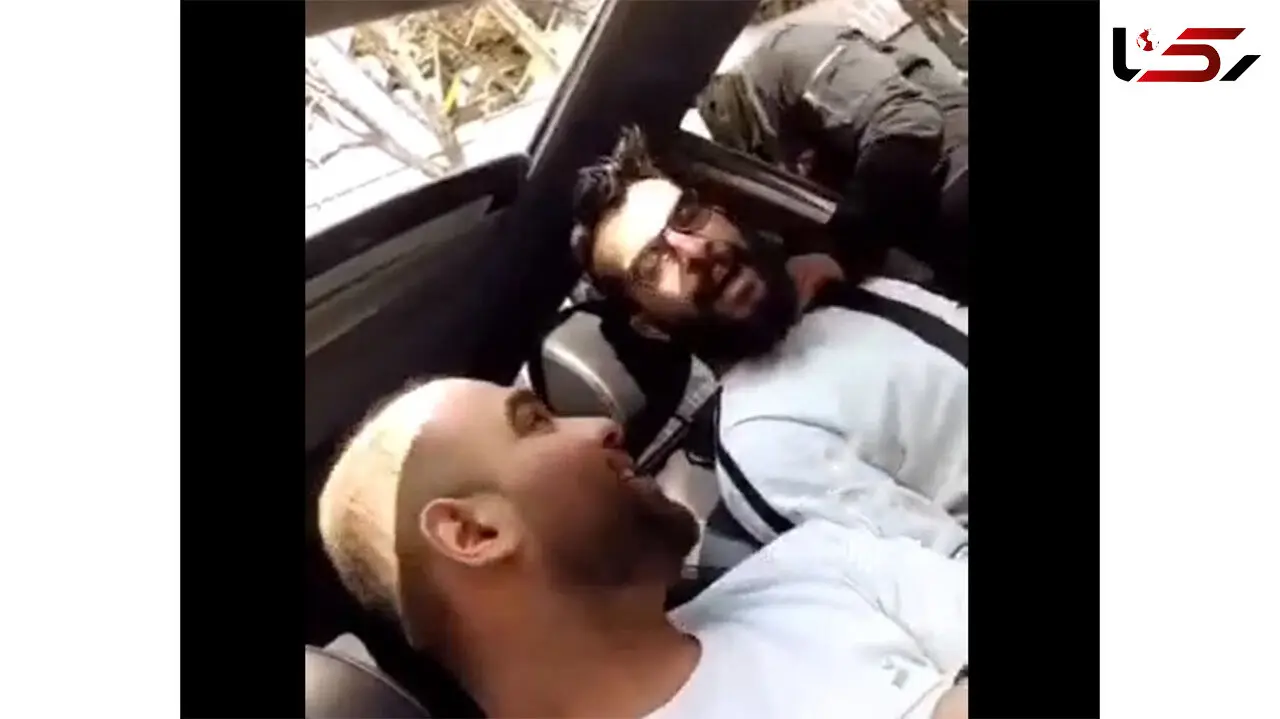 فیلم باورنکردنی لحظه گردنبند قاپی مرد جوان پشت فرمان خودرویش / در حال ساخت دابسمش بودند که دزدان سررسیدند