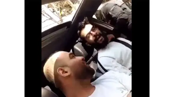 فیلم باورنکردنی لحظه گردنبند قاپی مرد جوان پشت فرمان خودرویش / در حال ساخت دابسمش بودند که دزدان سررسیدند