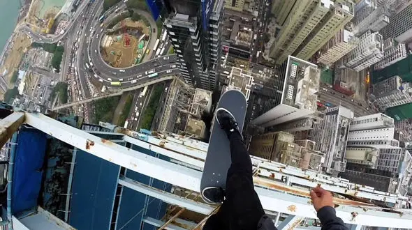 وحشتناکترین حرکات  روی برج های بلند / مرگ هایی برای هیجان+ فیلم