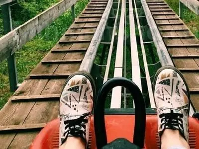 خلاقیت تحسین برانگیز  و ستودنی پدربزرگ مهربان اهل اندونزی در ساخت سورتمه چوبی با وسایل ساده حماسه آفرید/ گاهی وقتها با چیزای خیلی ساده میشه دل بچه هارو شاد کرد