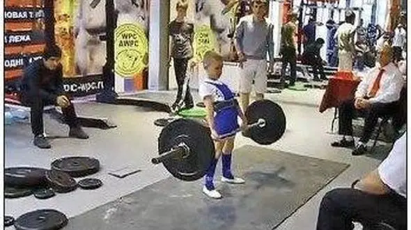 رکورد ۱۰۵ کیلویی پسربچه ۱۱ ساله