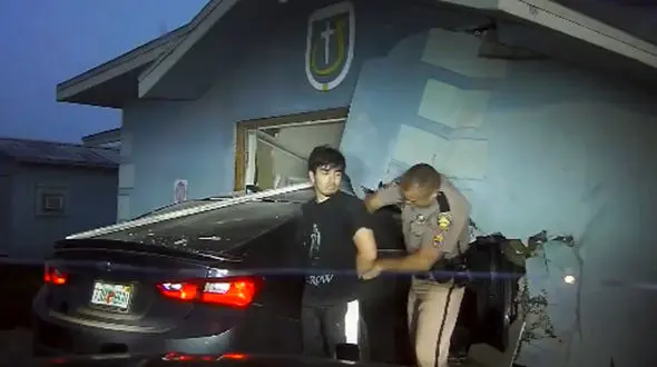 فیلم تعقیب و گریز هالیوودی سارق جوان را ببینید / با خونسردی وارد کلیسا شد 