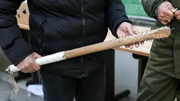 فیلم ضرب و شتم وحشتناک در بلوار دانشجو مشهد / دو مهاجم با چماق مرد جوان را هدف گرفتند!