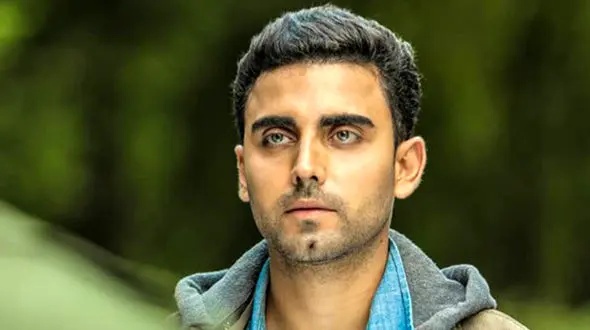 عکس های پوشش زننده محمد صادقی در خیابان ها ! / آقای بازیگر با خود چه می کند ؟!