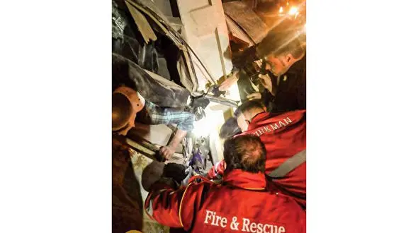 عکس راننده 405 که بین دیوار و تیر برق پرس شد !