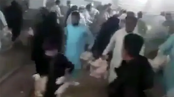 فیلم هجوم مردم  به یک مرغداری / مرغ های زنده را دزدیدند