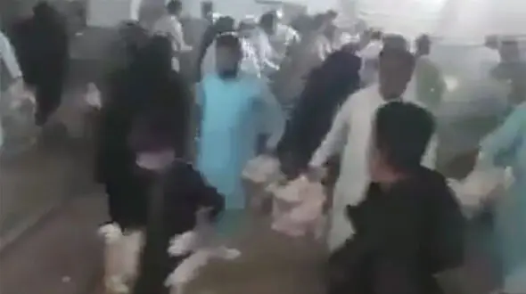 فیلم هجوم مردم  به یک مرغداری / مرغ های زنده را دزدیدند