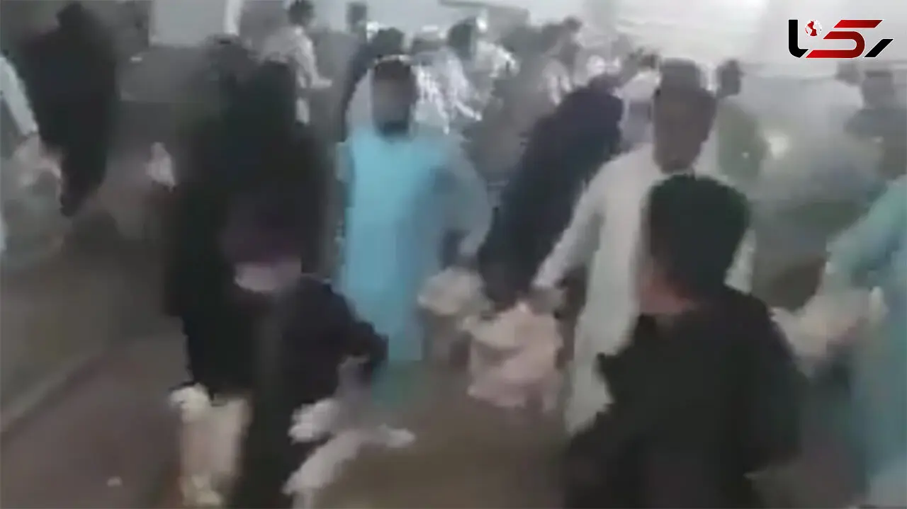 فیلم هجوم مردم  به یک مرغداری / مرغ های زنده را دزدیدند