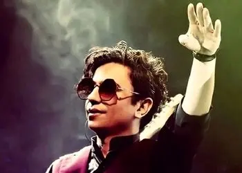 شباهت جالب محسن ابراهیم زاده به خواهر و مادر محجبه‌اش / کپی مامانشه! + عکس خواهر جوان و زیبا و جذابش