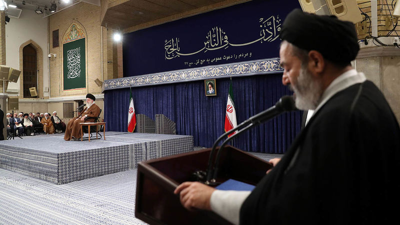 رهبر معظم انقلاب اسلامی حضرت آیت الله خامنه ای امروز( دوشنبه ) 17 اردیبهشت 1403 در دیدار مسئولان و کارگزاران حج و جمعی از زائران بیت الله الحرام