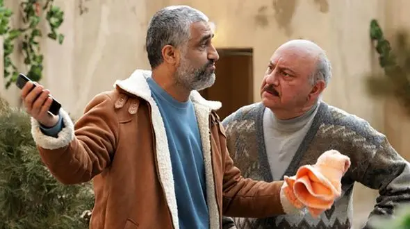 سکانس اجرای مشترک و خنده دار پژمان جمشیدی با عباس قادری / بزنم به تخته رنگ و روت وا شده! + فیلم