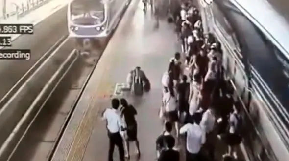 بلایی که سر زن حامله روی ریل راه آهن آمد + فیلم