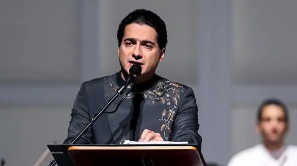 بوسه های احساسی همایون شجریان در خانه ابدی پدرش در مشهد/ سادگی و زیبایی مزار استاد بی بدیل آواز ایران+فیلم