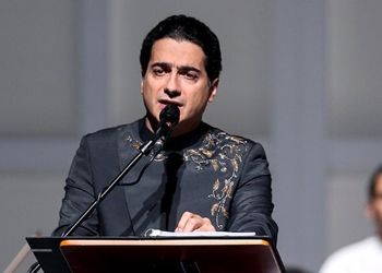 بوسه های احساسی همایون شجریان در خانه ابدی پدرش در مشهد/ سادگی و زیبایی مزار استاد بی بدیل آواز ایران+فیلم