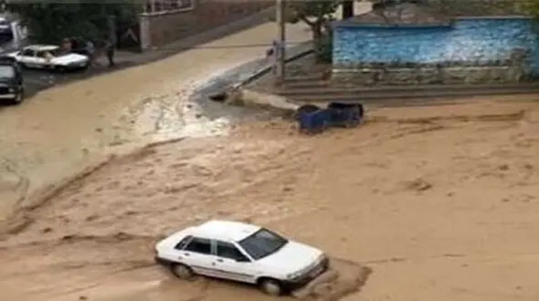 سیل دماوند 14 خودرو را با خود برد/ کشف جسد یک نفر در سیل