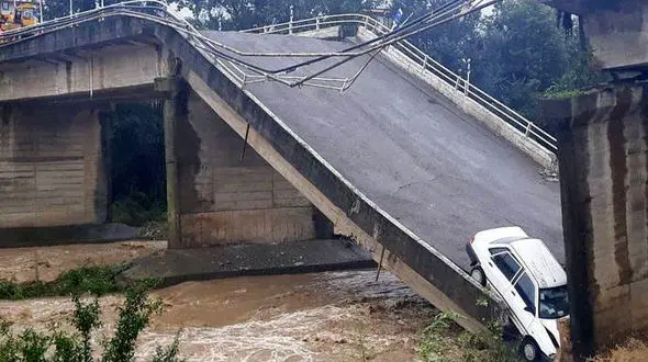 عجیب ترین عکس از ریزش پل بزرگ املش در سیل + عکس 