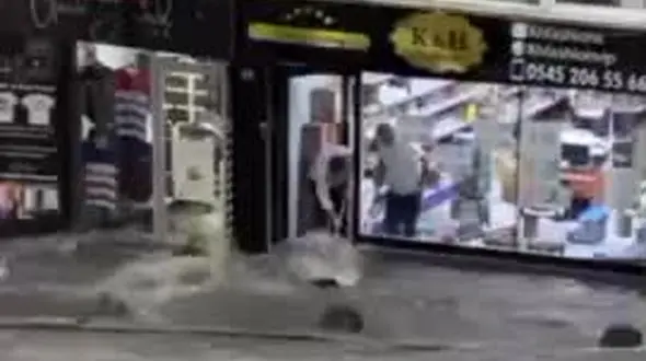 فیلم سیل وحشتناک در استانبول ترکیه / انفجار مشکوک در زیر باران