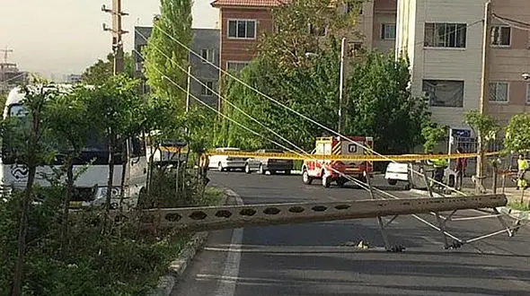 عکس تصادف شدید مینی بوس با تیر برق / در سعادت آباد تهران خیابان بسته شد 