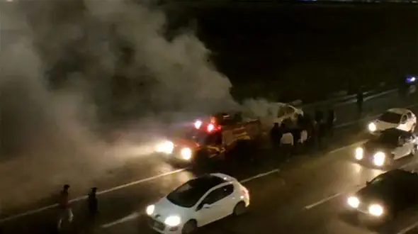 فیلم آتش گرفتن خودرو تیبا وسط اتوبان پاسداران تبریز