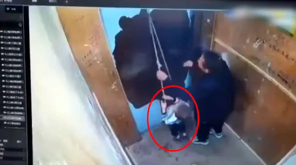 فیلم / عزرائیل در این آسانسور پرسه زد ! / اتفاق عجیب برای پسر جوان 