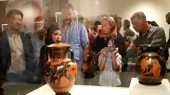 علی دایی و همسرش در موزه ملی ایران + تصاویر