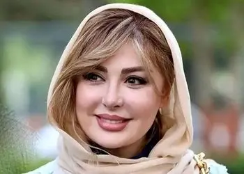 عکس/ سفر در زمان/ «نیوشا ضیغمی» در کودکی و در حال بازی کردن با عروسک اش؛ دهه 60