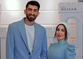 عکس عاشقانه های علیرضا بیرانوند و همسرش زیر سقف خصوصی هایشان  / چه لباس گلی رنگی پوشیده اکرم بانو ...